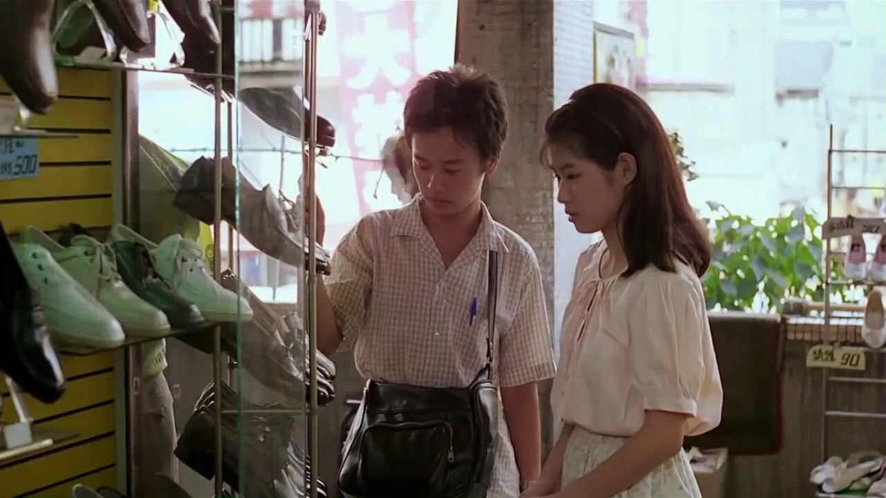 Poussières dans le vent Bande-annonce (EN)