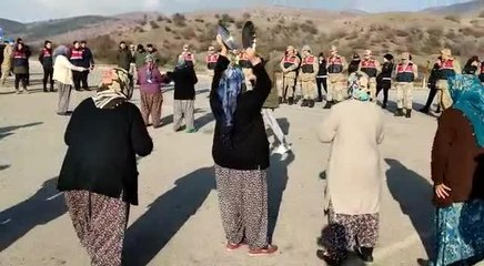 Amasya Çambükü'nde Köylü Kadınlar Tencere Tava Çalarak Osb'yi Protesto Etti: "Türkiye'nin Bütün Askerlerini Başımıza Yığdınız. Biz Nereye Gidelim?"
