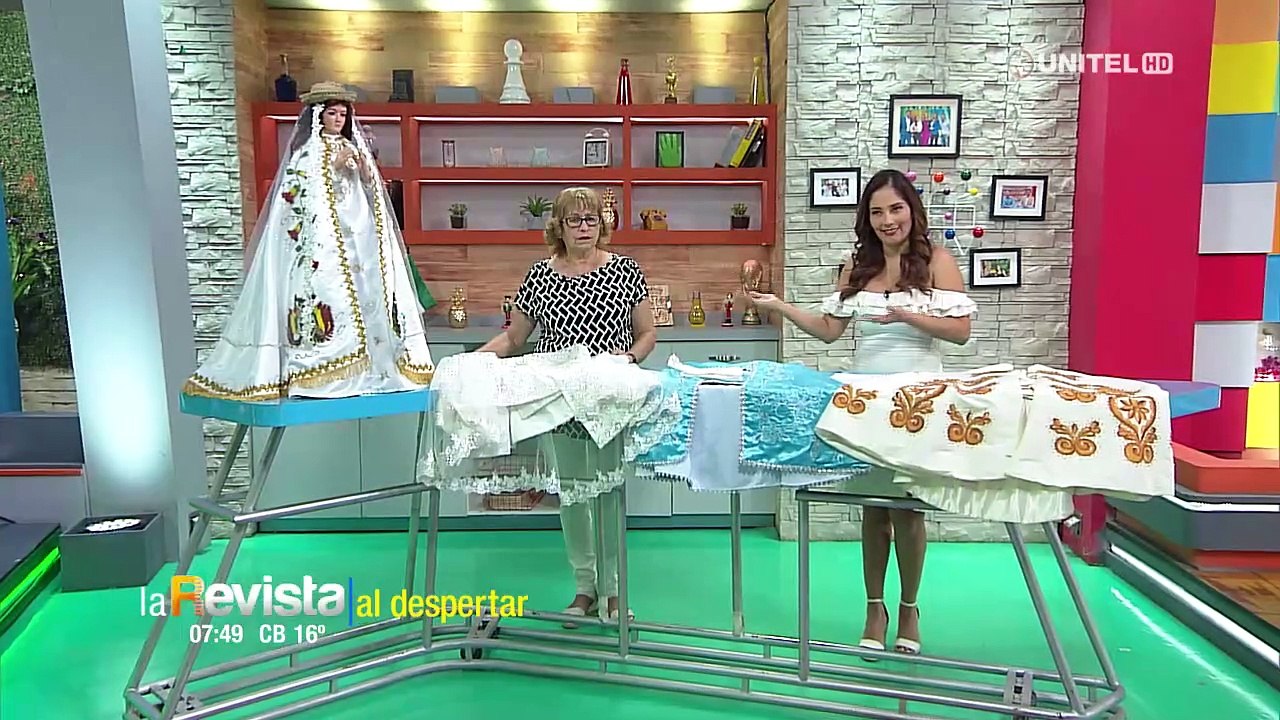 Juana cuenta que cada vestido de la Virgen de Cotoca tiene una historia especial