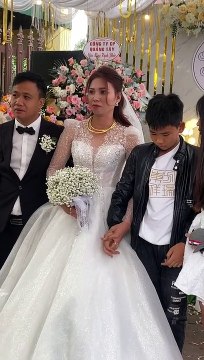 Mẹ đi lấy chồng, cậu bé lén lau nước mắt vẫn nắm chặt tay mẹ không rời