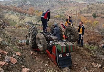 DEVRİLEN TRAKTÖRÜNÜN ALTINDA KALDI, HASTANEDE KURTARILAMADI