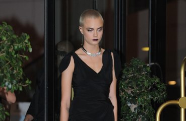 Descargar video: Cara Delevingne dit qu'elle n'avait aucun notion du mot 