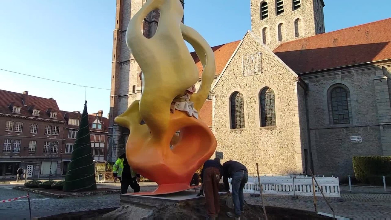 Une sculpture d'abeille au rond-point Saint-Brice à Tournai