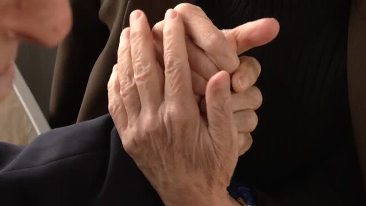 Una pareja de ancianos se reencuentra tras seis meses de separación en dos residencias distintas