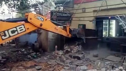 दुकानों के आगे से हटाई चौकियां-छप्पर