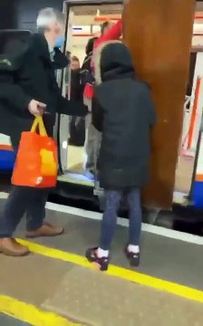 Elle veut transporter une armoire dans un train de banlieue à Londres