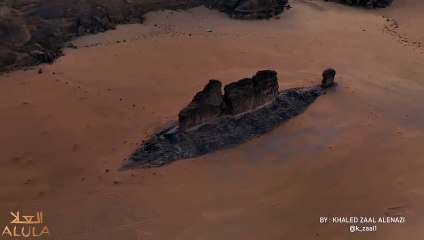 Enorme roca con forma de pez emerge de las arenas del desierto de Arabia Saudita