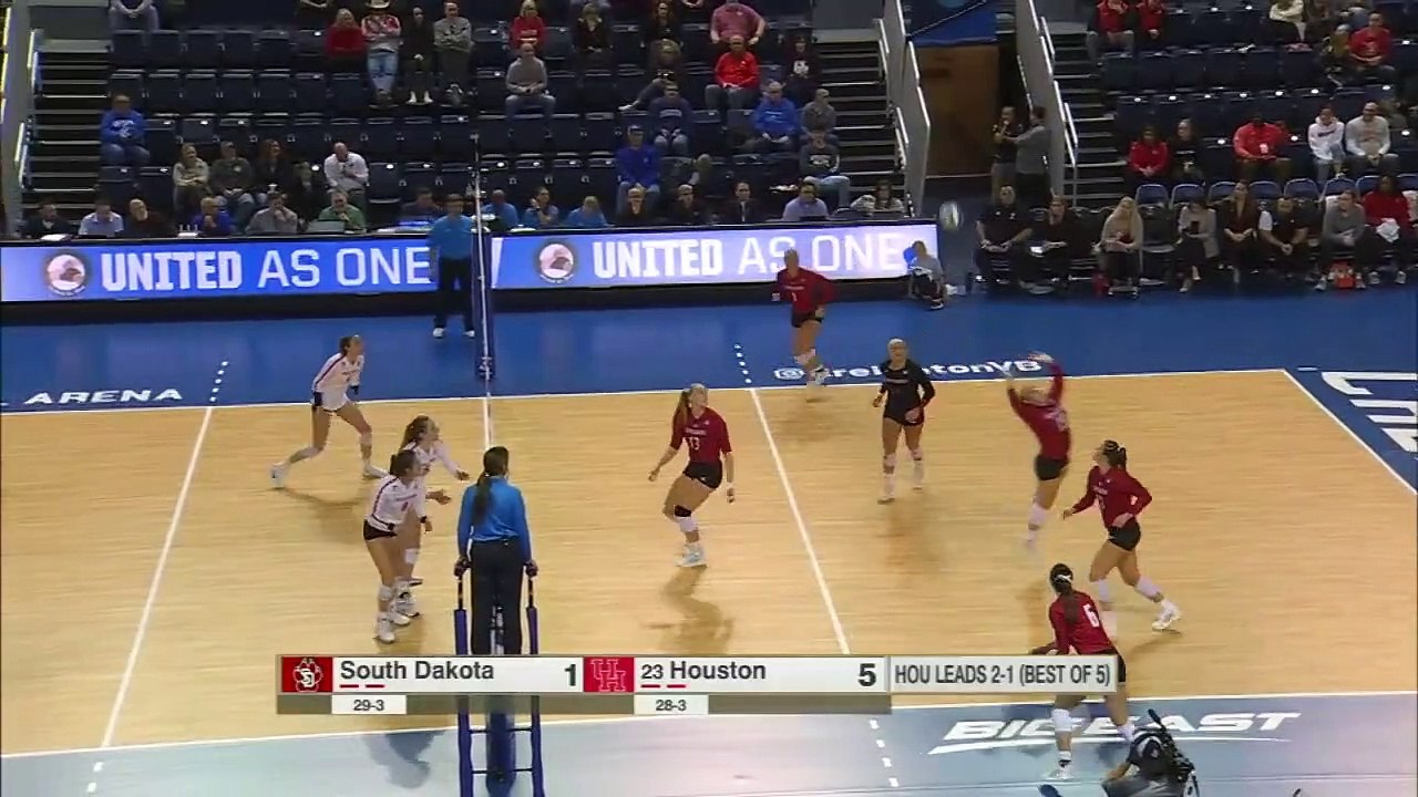 Cette joueuse de volley donne tout pour sauver la balle