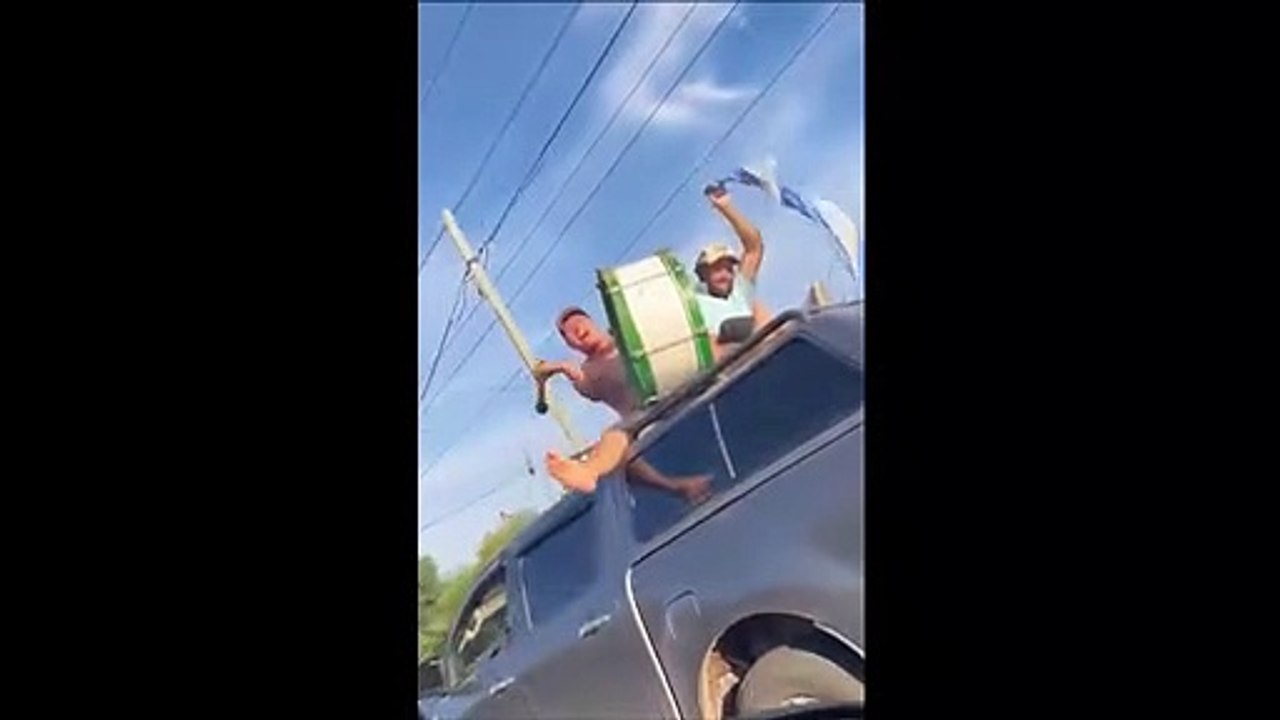 Faire du tambour sur le toit de la voiture pour célébrer la victoire de ton équipe... FAIL