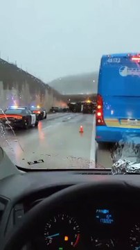 Un camion tombe d'un pont et atterrit sur des véhicules déjà accidentés en contrebas