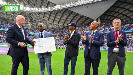 Samuel Eto'o enloquece y patea a youtuber en el Mundial; es denunciado