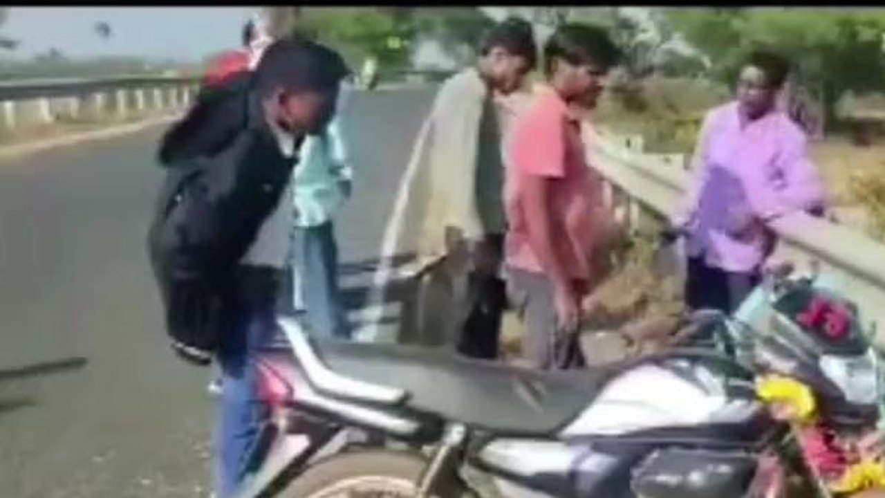 देवसर: बाइक अनियंत्रित होने से दो युवक हुए गंभीर रूप से घायल