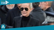 Laeticia Hallyday naturelle et bohème devant la tombe de Johnny : une veillée loin de ses filles Jad