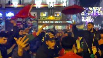 Cientos de marroquíes acuden a la Puerta del Sol para celebrar su victoria contra España