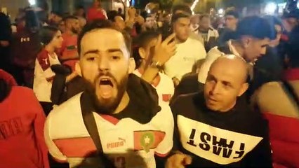 Video herunterladen: Celebración de los marroquís tras la victoria de Marruecos ante España