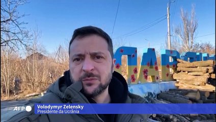 Zelensky visita local de conflito contra tropas russas