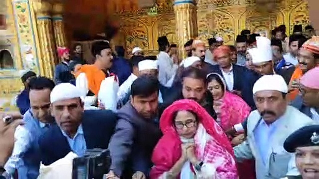 ममता बनर्जी ने दरगाह में चढ़ाई चादर, किया पुष्कर सरोवर का पूजन