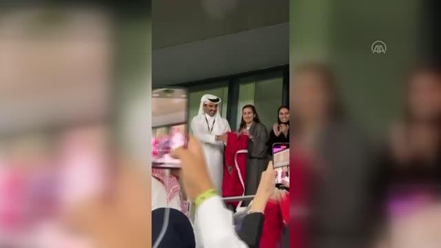 Katar Emiri Al Sani Fas'ın futbol sevincini Fas bayrağı açarak alkışlarla kutladı