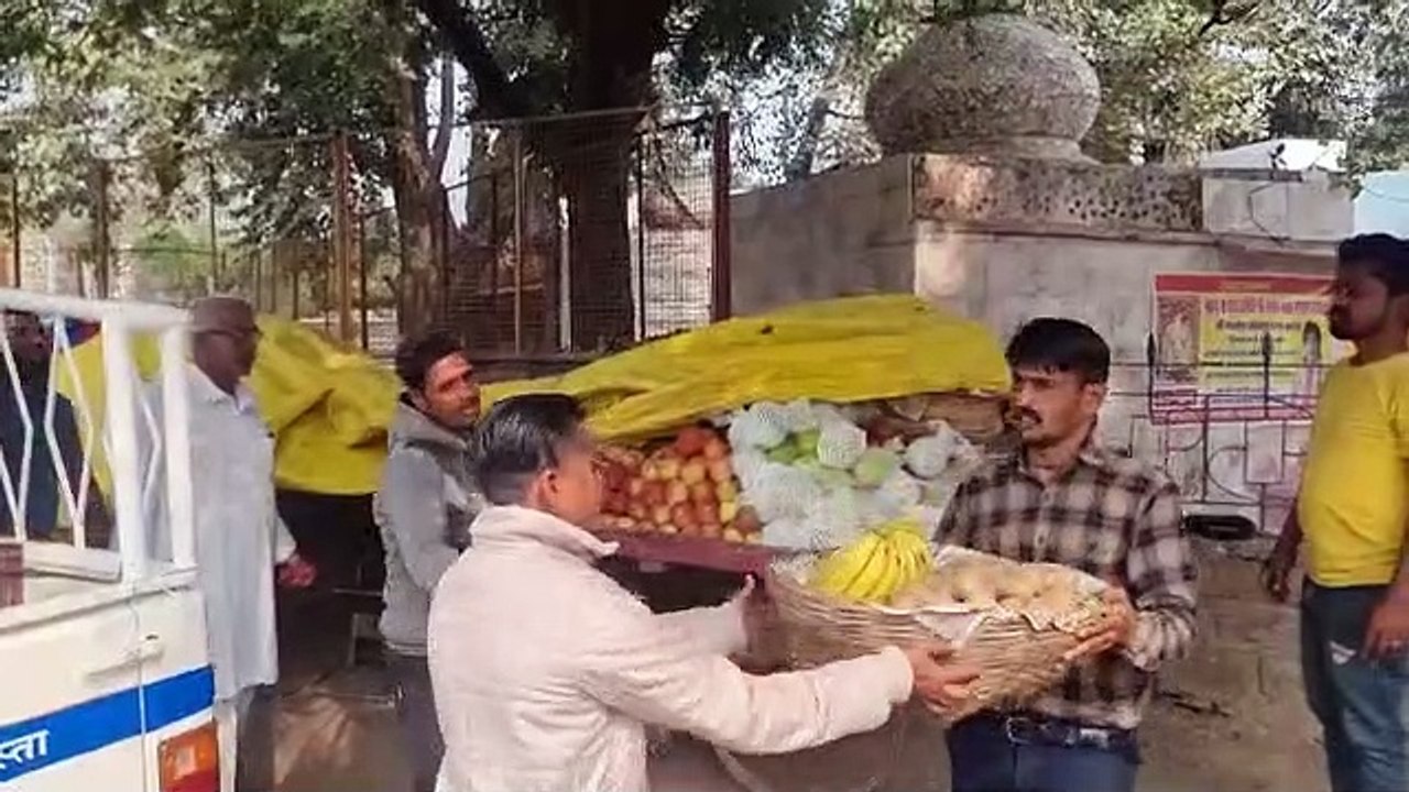 फल विक्रेताओं का सामान जब्त
