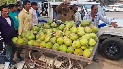 फल विक्रेताओं का सामान जब्त