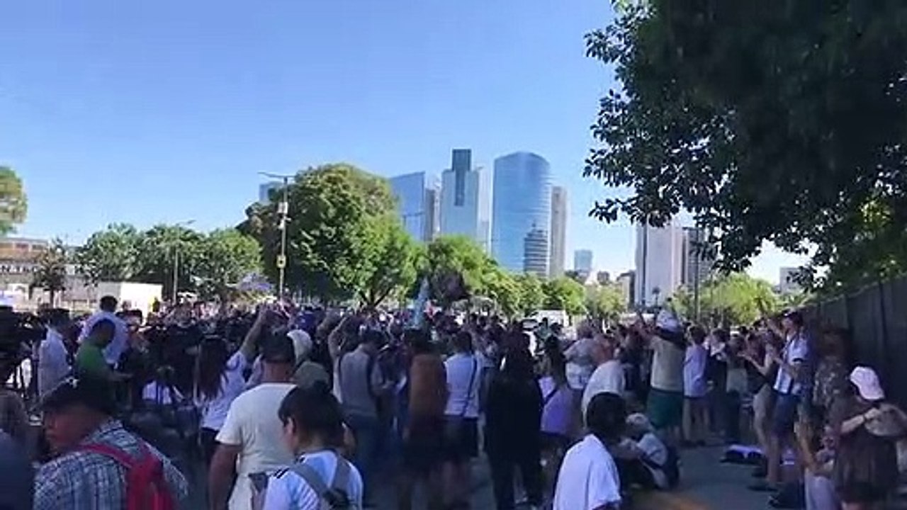 Gente afuera de Comodoro Py por el comunicado sobre la causa Vialidad y la condena a CFK