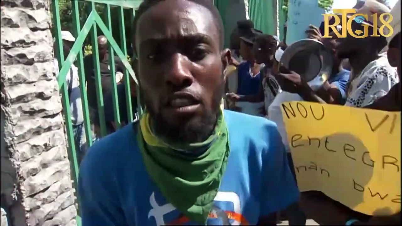 Sitin kèk militan sou Chanmas pou mande entegrasyon yo nan administrasyon piblik la.