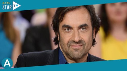 André Manoukian chute lourdement en pleine émission, le public effaré