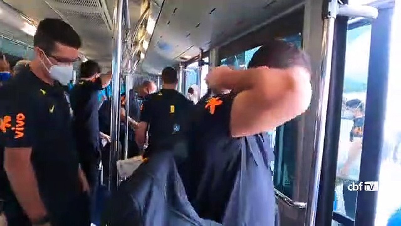 Com Dani e Cunha de comissários, CBF TV mostra clima no voo da Seleção Olímpica até o Japão