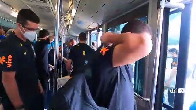 Com Dani e Cunha de comissários, CBF TV mostra clima no voo da Seleção Olímpica até o Japão