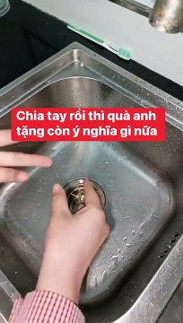 Clip: Hậu chia tay, cô gái vứt toàn bộ nhẫn, vòng vàng bạn trai tặng