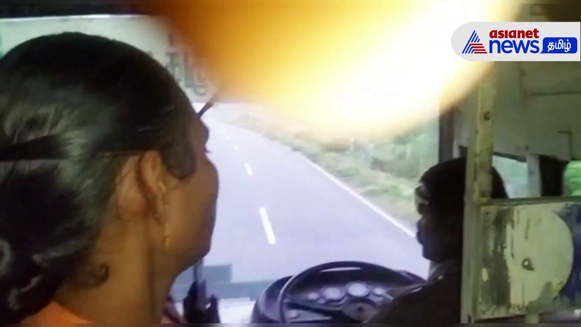 Watch : செல்பி எடுத்துக்கொண்டே அரசு பேருந்தை ஓட்டிய ஓட்டுனர்- அதிர்ச்சியில் பயணிகள்