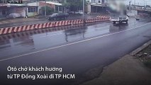 XE KHÁCH ĐÂM DẢI PHÂN CÁCH, HAI NGƯỜI RƠI XUỐNG ĐƯỜNG