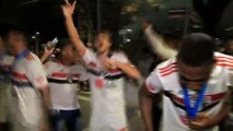 Jogadores do São Paulo fazem a festa com a torcida assista!