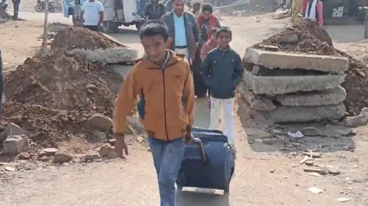 सिहावल: पुल टूटने से यात्रियों का हाल है बेहाल,...