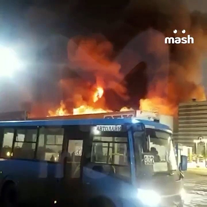 Incendie criminel ? Regardez les images de ces pompiers russes qui luttent toujours contre ce feu de 7.000 m2 dans un centre commercial de la banlieue de Moscou