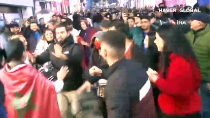 Скачать видео: Taksim’de çeyrek final sevincini yaşayan Faslılar polisin uyarısıyla dağıldı