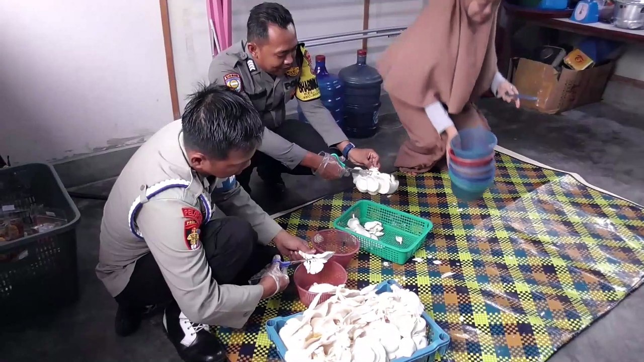 Polisi Budidaya Jamur Tiram Hasilkan Jutaan Rupiah