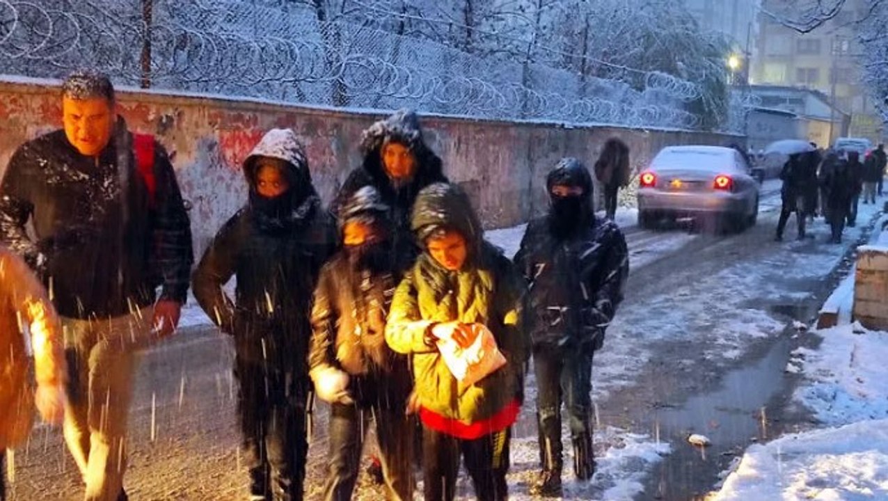 Van merkeze mevsimin ilk karı düştü, öğrenciler kar altında okullarına gitti