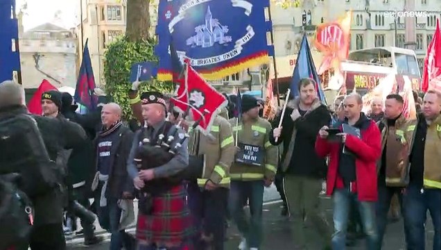 Scioperano i pompieri britannici per salari più alti