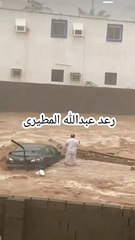 Complete Story of Strong Firm Man Who Offered Prayer even in Severe Flood of Jeddah after Heavy Rains | Strong Man Praying in Trouble