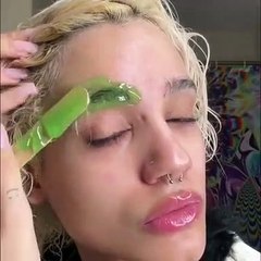 Девушки иногда делают странные вещи