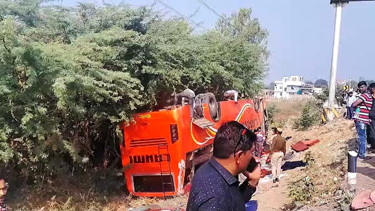 Sirohi: सवारियों से भरी बस अनियंत्रित होकर खायी...
