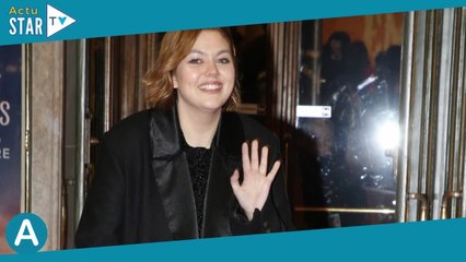 Louane en crop top et mini-jupe en velours : séparée de Florian Rossi mais sexy pour "Emily"