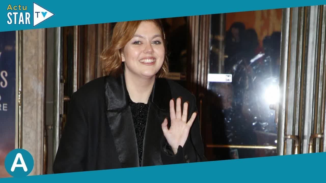 Louane en crop top et mini-jupe en velours : séparée de Florian Rossi mais sexy pour "Emily"