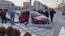Aksaray'da iki otomobilin çarpıştığı kazada 4 kişi yaralandı