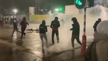 Aficionados marroquíes lanzan fuegos artificiales contra la policía