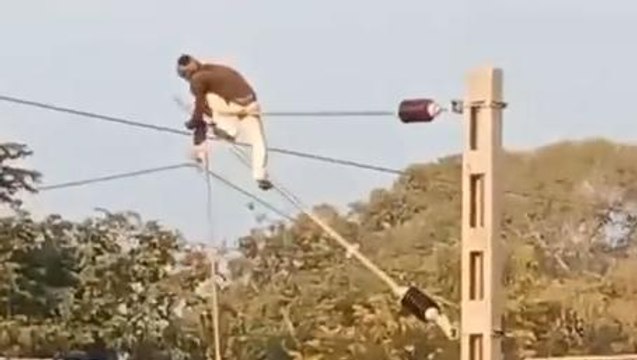 बहोरीबंद:रेलवे ठेकेदार कर्मचारियों की जान जोखिम में डालकर करा रहे काम,हो सकती है दुर्घटना