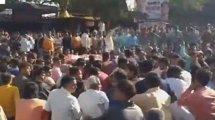 आगर : देखिए क्योंअर्थी चौराहे पर रख कर समाज जनों ने किया चक्का जाम