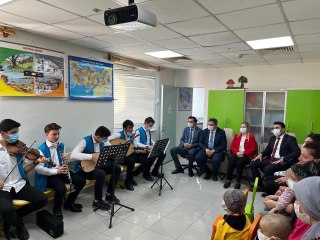 Bursa'da Musiki Projesi öğrencilerinden hastanede yatan çocuklara müzik dinletisi