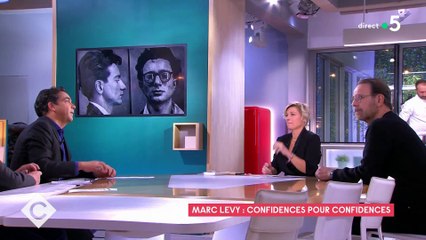 Les équipes de "C à vous" font une bourde en direct face à l'écrivain Marc Levy : "Ce n'est pas du tout lui !" - Regardez